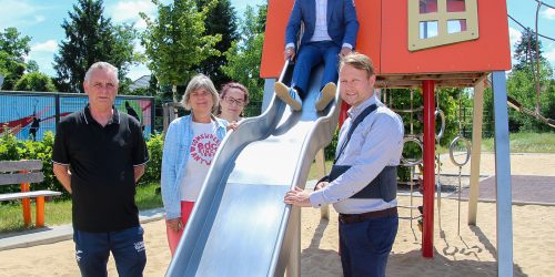 GF Lorenz, Bürgermeister Müller, Cora Kagelmann und Kirstin Ohme vom Umweltamt sowie Bürgerbeiratsmitglied Peter Friedling weihten die neue Rutsche ein. © Stadtverwaltung Brandenburg an der Havel / René Paul-Peters