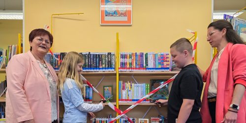 Beigeordnete Alexandra Adel und Bibliothek-Direktorin Cornelia Stabrodt haben mit Schülern der Grundschule „Wilhelm Busch“ das Lesesommer-Bücherregal zur Nutzung freigegeben. © Stadt Brandenburg an der Havel / Th. Messerschmidt