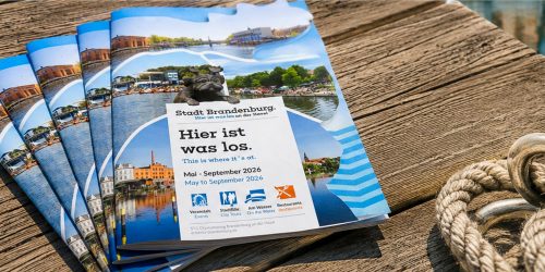 Neu: das Saisonheft „Hier ist was los“ für Brandenburg an der Havel. © Stadtmarketing- und Tourismusgesellschaft Brandenburg an der Havel mbH