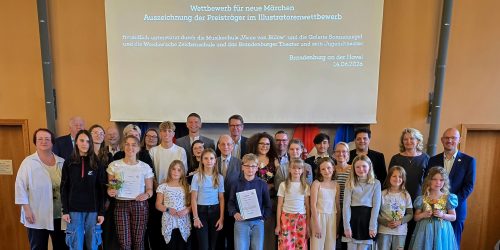 Das finale Gruppenbild: Preisträger, Jugendtheater, Sponsoren und Oberbürgermeister Daniel Keip vereint auf dem Podium. © Stadt Brandenburg an der Havel / Th. Messerschmidt