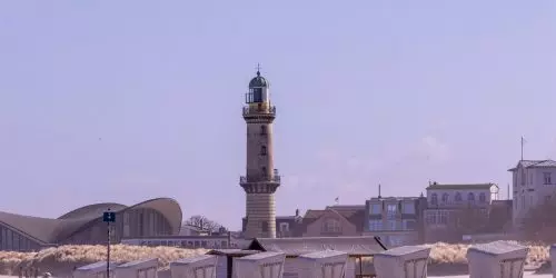 Leuchtturm und Strandkörbe am Ostseestrand von Warnemünde