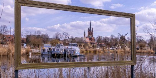Die Inselstadt Werder (Havel) bietet mit der Heilig-Geist-Kirche und der historischen Bockwindmühle ein malerisches Panorama, das oft vom Festland oder der Havelbrücke aus bewundert wird.
