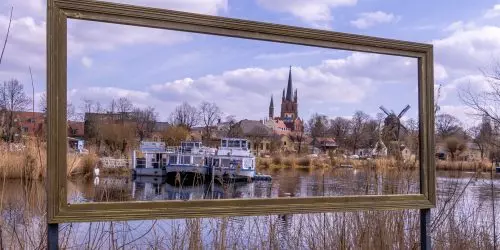 Die Inselstadt Werder (Havel) bietet mit der Heilig-Geist-Kirche und der historischen Bockwindmühle ein malerisches Panorama, das oft vom Festland oder der Havelbrücke aus bewundert wird.