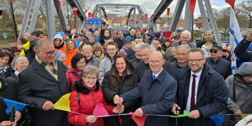 Kulturministerin Dr. Manja Schüle, Oberbürgermeister Daniel Keip, Bürgermeister Michael Müller und die ehemalige Oberbürgermeisterin Dr. Dietlind Tiemann durchtrennten das Band zur Freigabe der Plauer Brücke. © Stadt Brandenburg an der Havel / Th. Messerschmidt