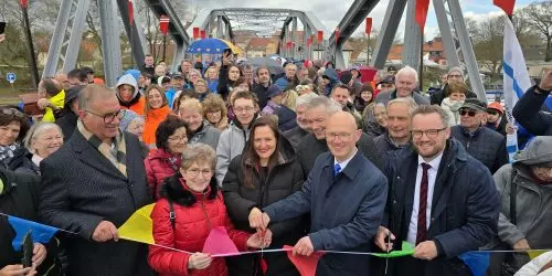 Kulturministerin Dr. Manja Schüle, Oberbürgermeister Daniel Keip, Bürgermeister Michael Müller und die ehemalige Oberbürgermeisterin Dr. Dietlind Tiemann durchtrennten das Band zur Freigabe der Plauer Brücke. © Stadt Brandenburg an der Havel / Th. Messerschmidt
