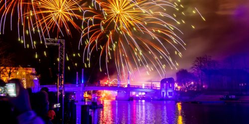 Feuerwerk über dem Wasser Feuerwerk über die Havel von Brandenburg an der Havel zum Erwachen der BUGA 2015