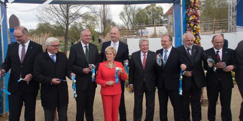 Offizielle Eröffnung mit einem Banddurchschnitt mit Bundespräsident Joachim Gauck, damaligen Bundesaußenminister Frank-Walter Steinmeier, Oberbürgermeisterin und BUGA-Havelregion-Chefin Dietlind Tiemann