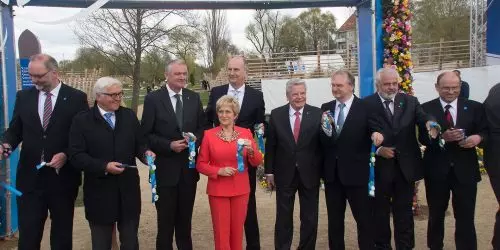 Offizielle Eröffnung mit einem Banddurchschnitt mit Bundespräsident Joachim Gauck, damaligen Bundesaußenminister Frank-Walter Steinmeier, Oberbürgermeisterin und BUGA-Havelregion-Chefin Dietlind Tiemann
